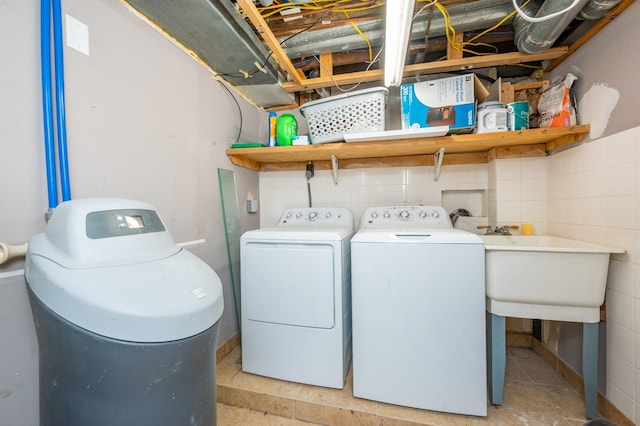 4005 Beaver Ave, Des Moines, IA 50310 - laundry room featuring washer and dryer