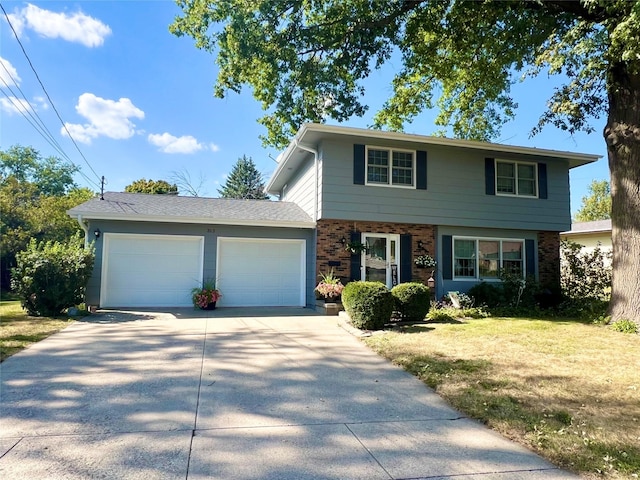 313 E 29th St S, Newton, IA 50208 - colonial house with brick siding, a garage, driveway, and a front yard