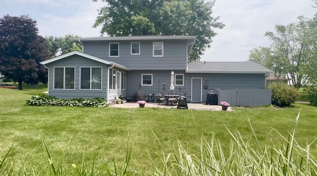 313 E 29th St S, Newton, IA 50208 - back of house featuring a patio area and a lawn