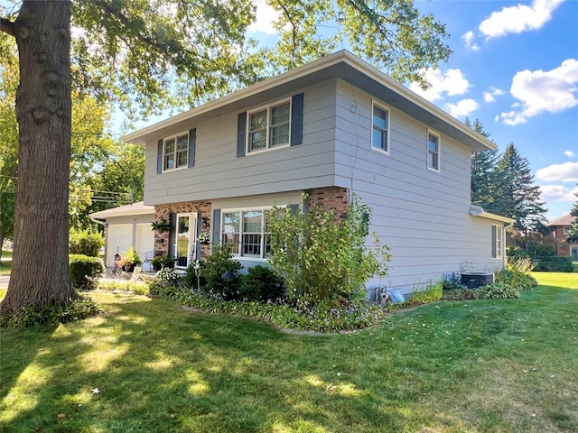 313 E 29th St S, Newton, IA 50208 - colonial-style house with a front lawn and brick siding