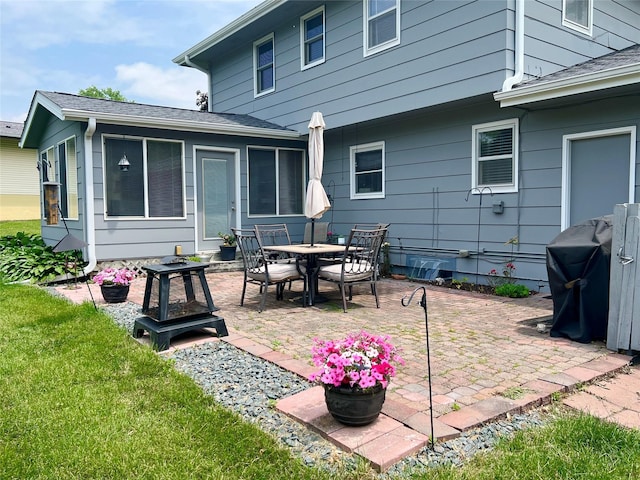 313 E 29th St S, Newton, IA 50208 - rear view of property featuring a patio and a yard
