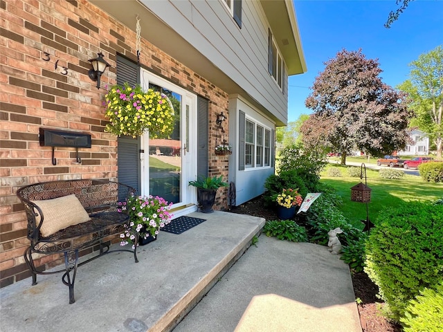 313 E 29th St S, Newton, IA 50208 - covered porch with a lawn