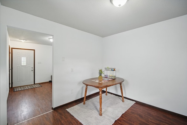 4413 SE 7th St, Des Moines, IA 50315 - entryway featuring wood finished floors and baseboards