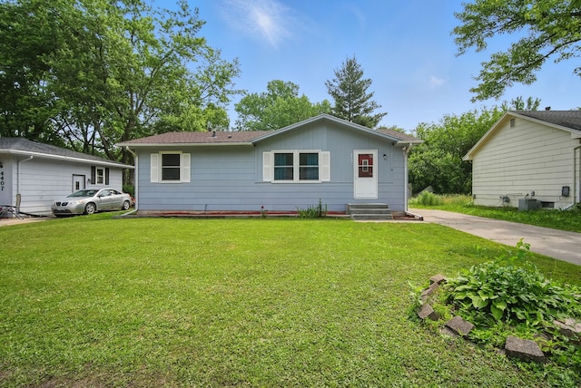 4413 SE 7th St, Des Moines, IA 50315 - view of front facade with a front yard and central AC