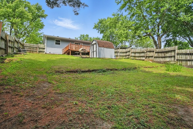 4413 SE 7th St, Des Moines, IA 50315 - view of yard featuring a deck