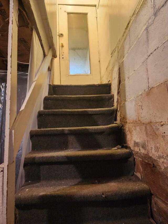 1512 Osceola Ave, Chariton, IA 50049 - staircase featuring concrete block wall