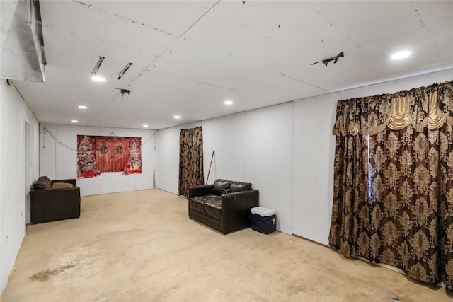 1908 E Walnut St, Des Moines, IA 50316 - finished basement featuring recessed lighting