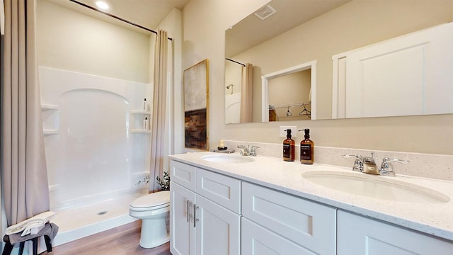 484 Kinley Dr, Waukee, IA 50263 - full bath featuring a shower with curtain, double vanity, and wood finished floors