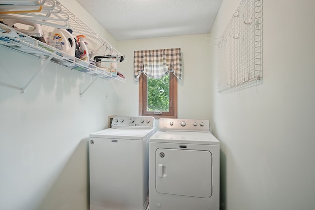 4623 62nd St, Urbandale, IA 50322 - laundry room with washing machine and clothes dryer and a textured ceiling