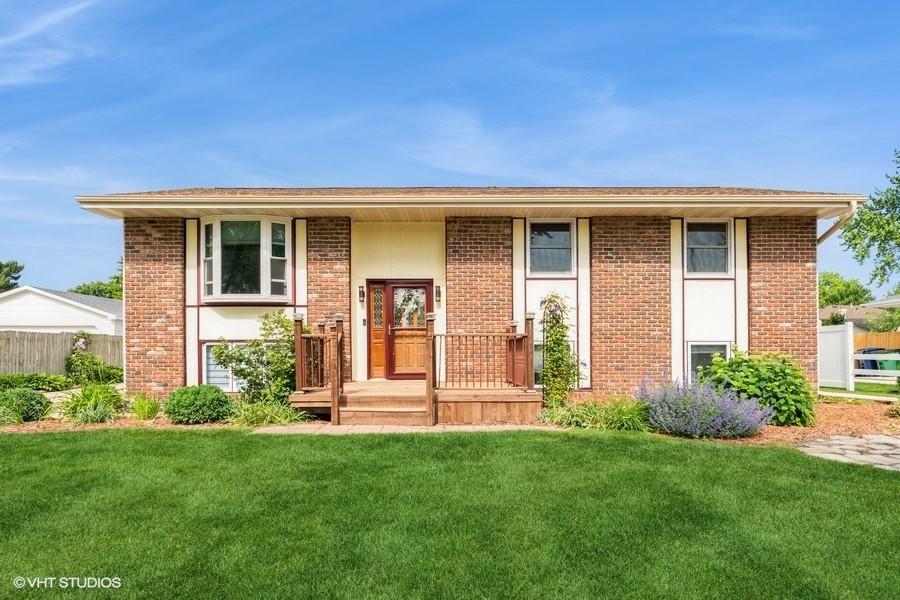 4404 71st Pl, Urbandale, IA 50322 - raised ranch featuring a front yard and brick siding