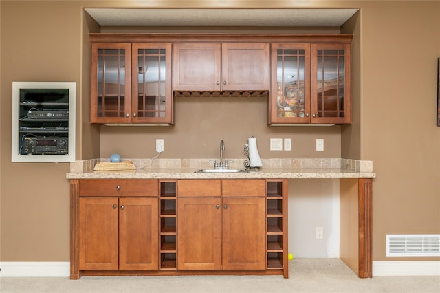 6725 NW 93rd St, Johnston, IA 50131 - indoor wet bar featuring carpet flooring