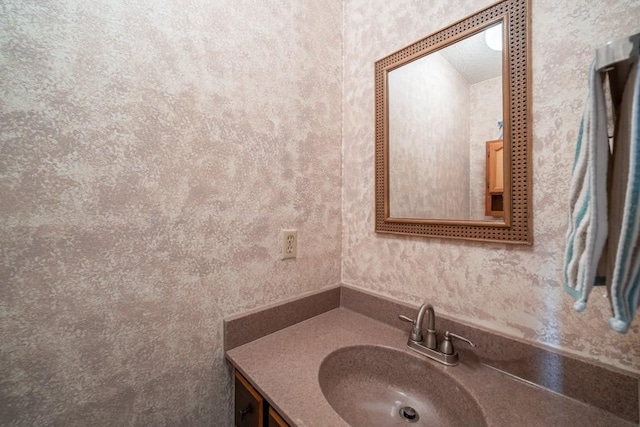 1543 S 16th Ave W, Newton, IA 50208 - bathroom with vanity