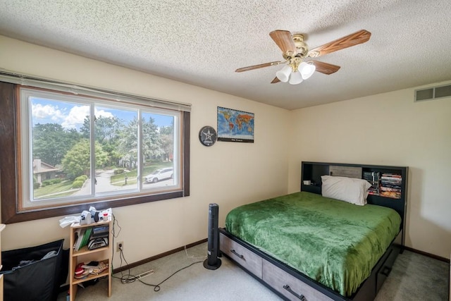 1543 S 16th Ave W, Newton, IA 50208 - carpeted bedroom featuring a textured ceiling and a ceiling fan