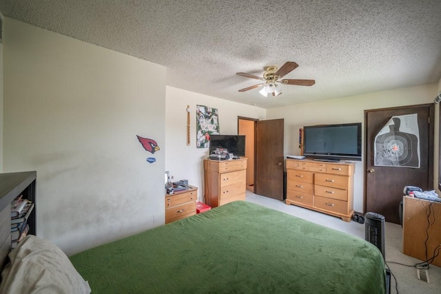1543 S 16th Ave W, Newton, IA 50208 - carpeted bedroom with a textured ceiling and ceiling fan