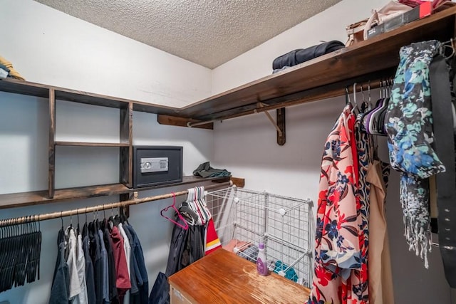 1543 S 16th Ave W, Newton, IA 50208 - view of walk in closet