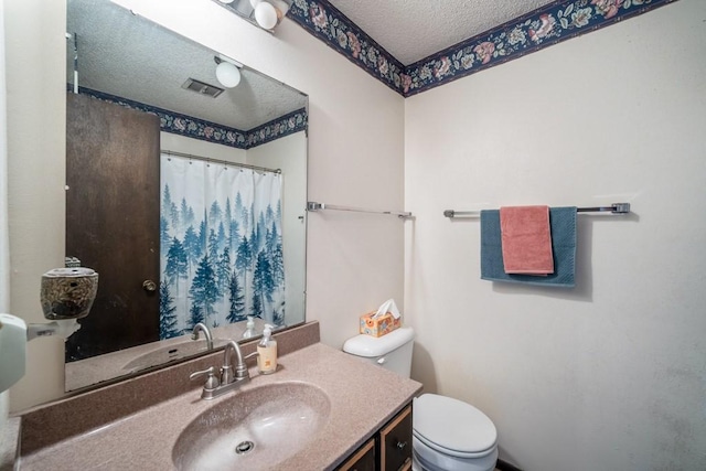 1543 S 16th Ave W, Newton, IA 50208 - bathroom featuring a textured ceiling, vanity, and curtained shower