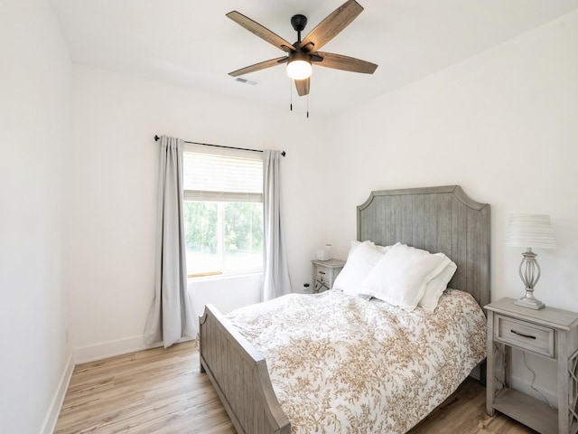 1010 Frederick Ave, Des Moines, IA 50315 - bedroom featuring light wood finished floors and ceiling fan