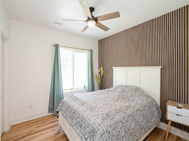 1010 Frederick Ave, Des Moines, IA 50315 - bedroom featuring light wood-style flooring and a ceiling fan