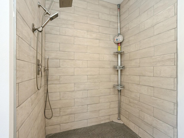 1010 Frederick Ave, Des Moines, IA 50315 - bathroom featuring a tile shower