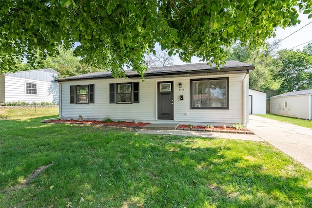 4127 E Seneca Ave, Des Moines, IA 50317 - view of front of home with a front yard