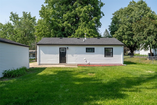 4127 E Seneca Ave, Des Moines, IA 50317 - back of house featuring roof with shingles