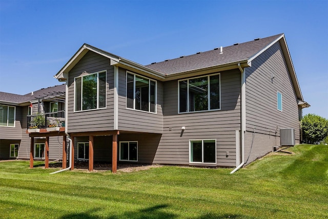 9180 Geanna Ct, West Des Moines, IA 50266 - rear view of house featuring a lawn
