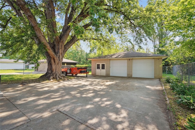 2515 Glenbrook Dr, Des Moines, IA 50316 - garage featuring driveway