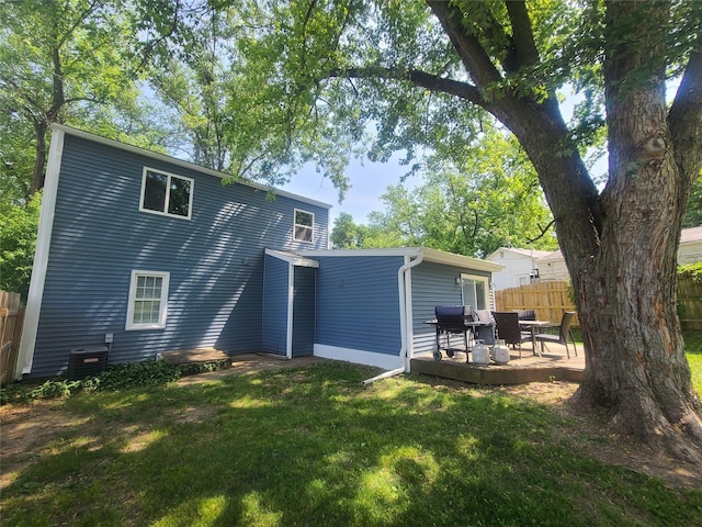 707 E 27th St S, Newton, IA 50208 - rear view of property with a deck