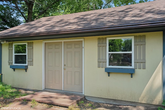 3320 SW 12th St, Des Moines, IA 50315 - entrance to property featuring a shingled roof