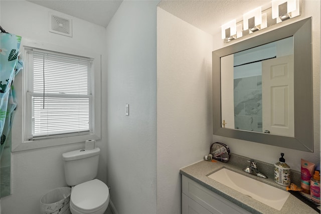 1428 E Tiffin Ave, Des Moines, IA 50316 - bathroom featuring vanity and curtained shower