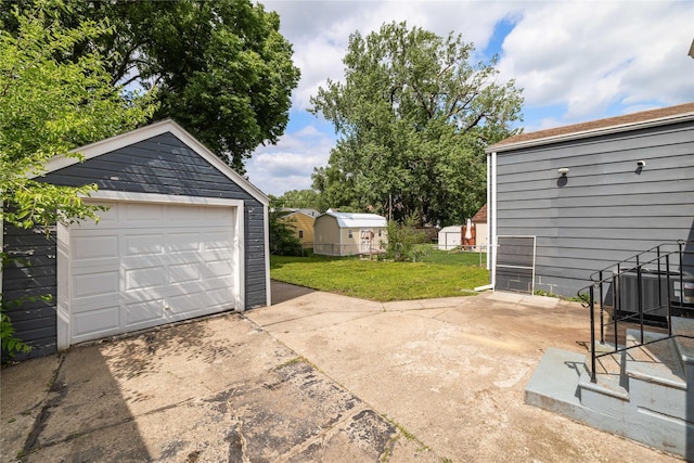 1428 E Tiffin Ave, Des Moines, IA 50316 - detached garage featuring driveway