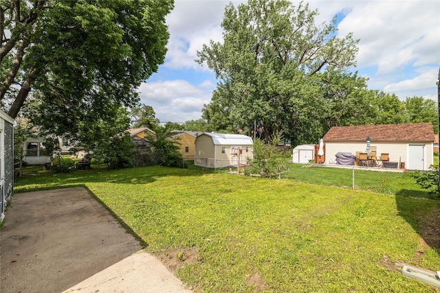 1428 E Tiffin Ave, Des Moines, IA 50316 - view of yard with a shed