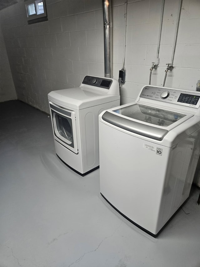 113 E 36th St, Des Moines, IA 50317 - washroom with washer and clothes dryer and concrete block wall