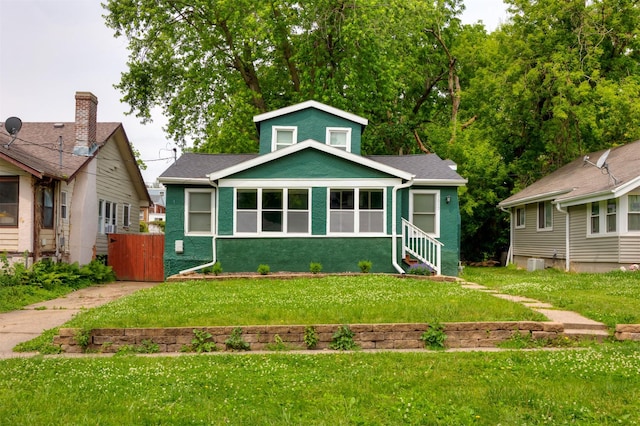 1012 28th St, Des Moines, IA 50311 - bungalow-style home with a front lawn and stucco siding