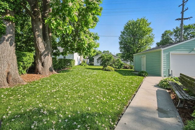 604 W 2nd Ave, Indianola, IA 50125 - view of green lawn featuring a garage