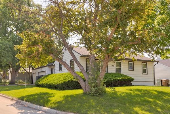 701 2nd Ave SE, Altoona, IA 50009 - view of front of home featuring a front lawn and a garage