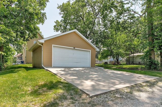 1334 E 13th St, Des Moines, IA 50316 - garage with driveway