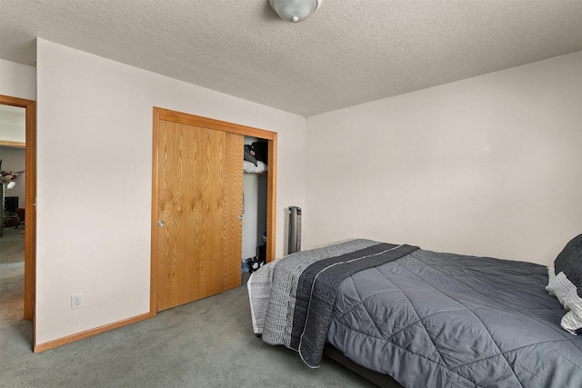 1334 E 13th St, Des Moines, IA 50316 - bedroom with carpet flooring and a textured ceiling