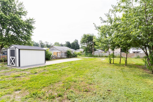 2537 Maple St, Des Moines, IA 50317 - view of yard with a shed