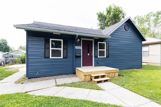 2537 Maple St, Des Moines, IA 50317 - ranch-style home with a front yard and roof with shingles