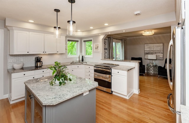 5395 NW 72nd Pl, Johnston, IA 50131 - kitchen featuring stainless steel appliances, light wood-style floors, a peninsula, backsplash, and white cabinets
