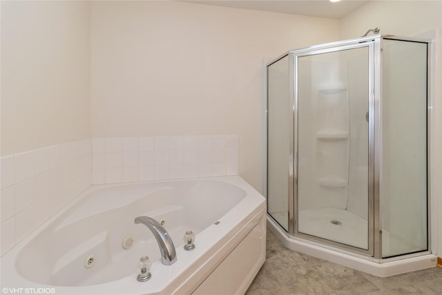 8610 Ep True Pkwy Unit 14002, West Des Moines, IA 50266 - full bath featuring a stall shower and a jetted tub
