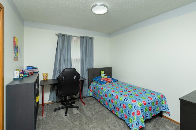3719 SE 20th St, Des Moines, IA 50320 - bedroom with carpet, a desk, and a textured ceiling