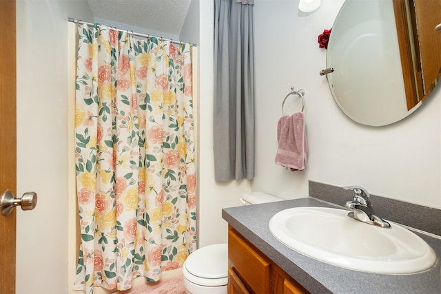 3719 SE 20th St, Des Moines, IA 50320 - bathroom featuring vanity, a shower with shower curtain, and a textured ceiling