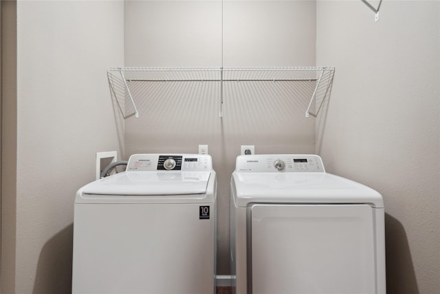 725 SE Peterson Dr, Ankeny, IA 50021 - laundry area featuring washing machine and clothes dryer