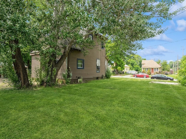 1657 Walker St, Des Moines, IA 50316 - view of side of property featuring a yard