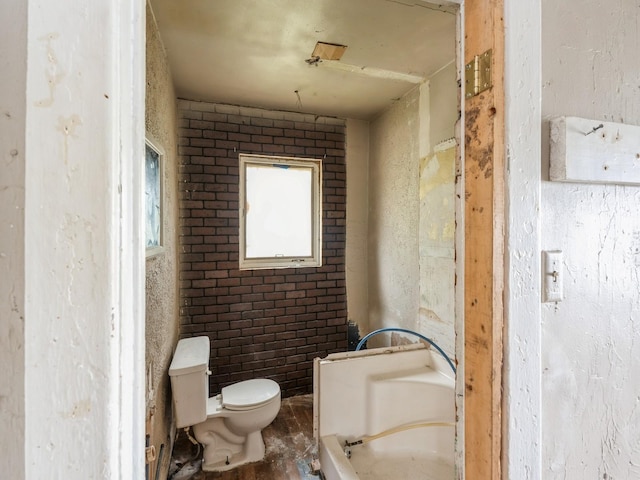 1657 Walker St, Des Moines, IA 50316 - bathroom featuring toilet and a bath