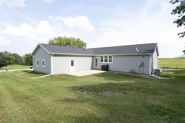 2006 10th St, Eldora, IA 50627 - back of house with a patio