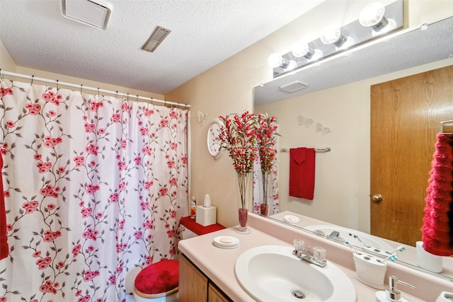 2434 SE 18th Ct, Des Moines, IA 50320 - bathroom with vanity, a textured ceiling, and curtained shower