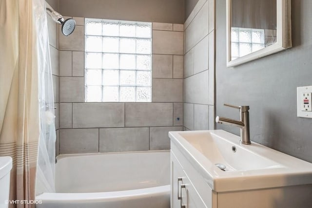 2417 Maryland Pike, Des Moines, IA 50310 - full bath featuring shower / tub combo with curtain and vanity